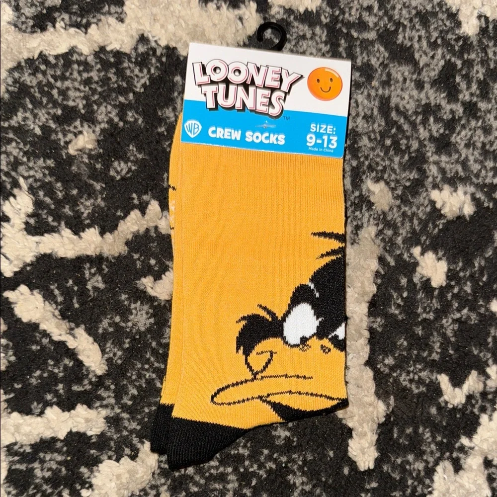 •WARNER BROS.•NWT LOONEY TUNES DAFFY DUCK SOCKS— BLACK AND GOLD YELLOW SIZE 9-13